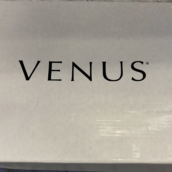 Beautiful gold heels - Picture 3 of 5